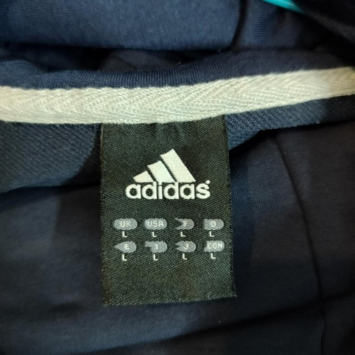 Новый спортивный костюм Adidas.