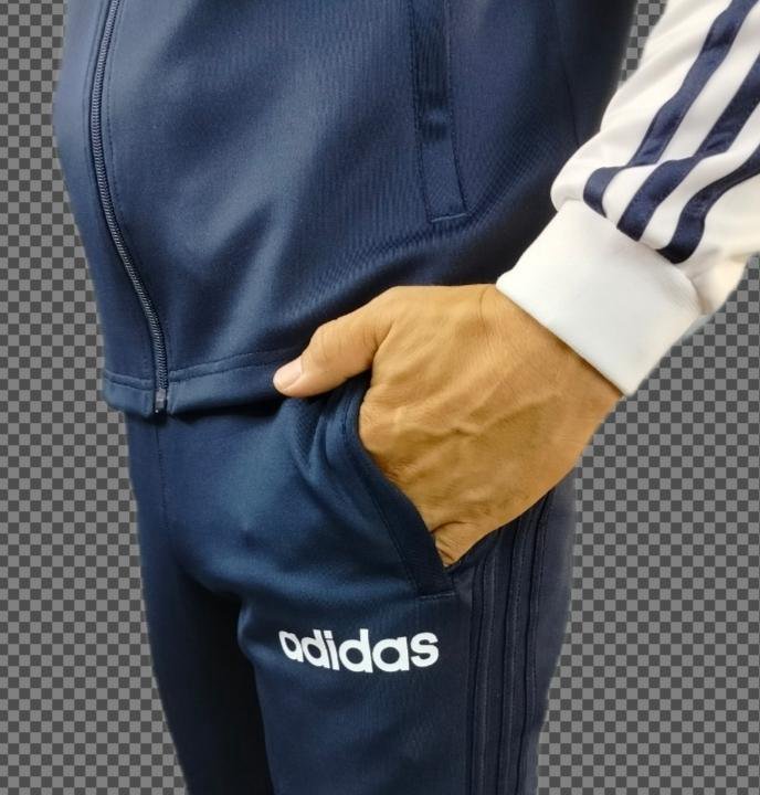 Спортивный новый костюм Adidas.