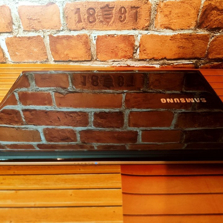 Samsung NP300E5V - i3-3 Gen \ 4 ОЗУ \ 250 HDD