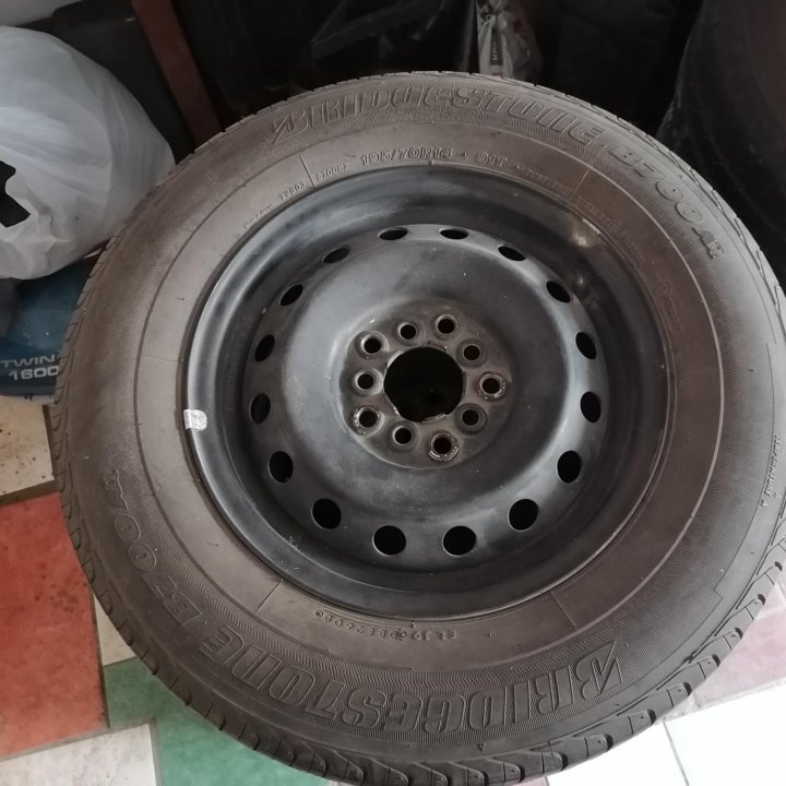 Bridgestone b700 r14 195/70 диски универсальные