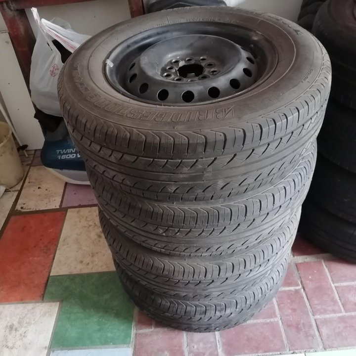 Bridgestone b700 r14 195/70 диски универсальные