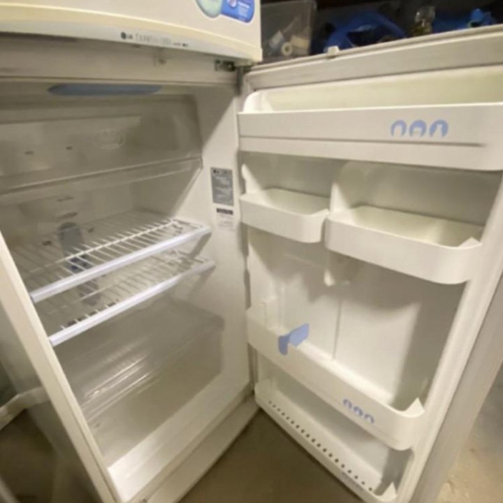холодильник и стиральная машинка стол диван гарнит
