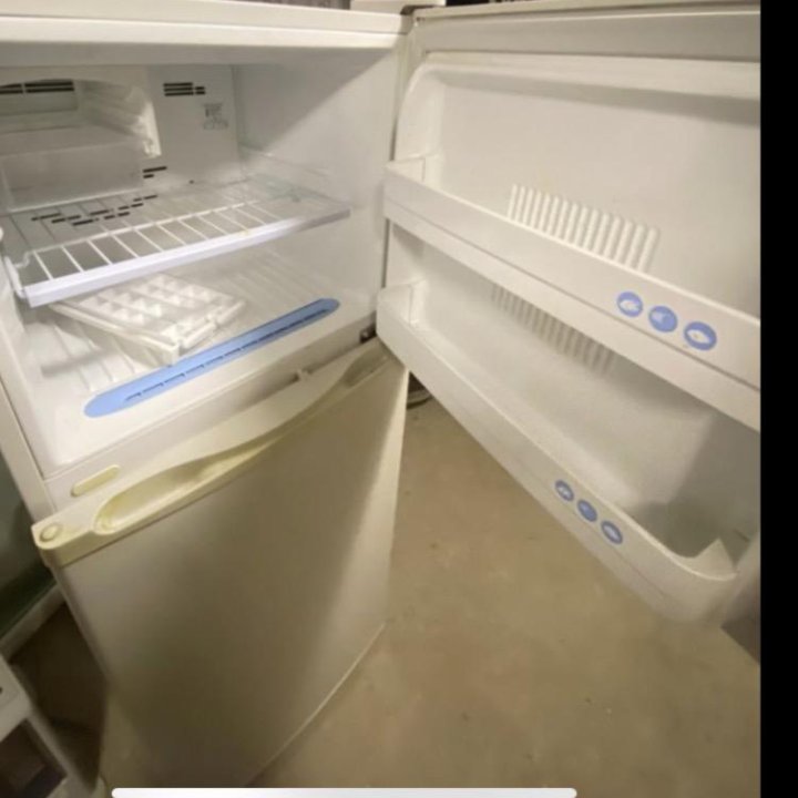 холодильник и стиральная машинка стол диван гарнит