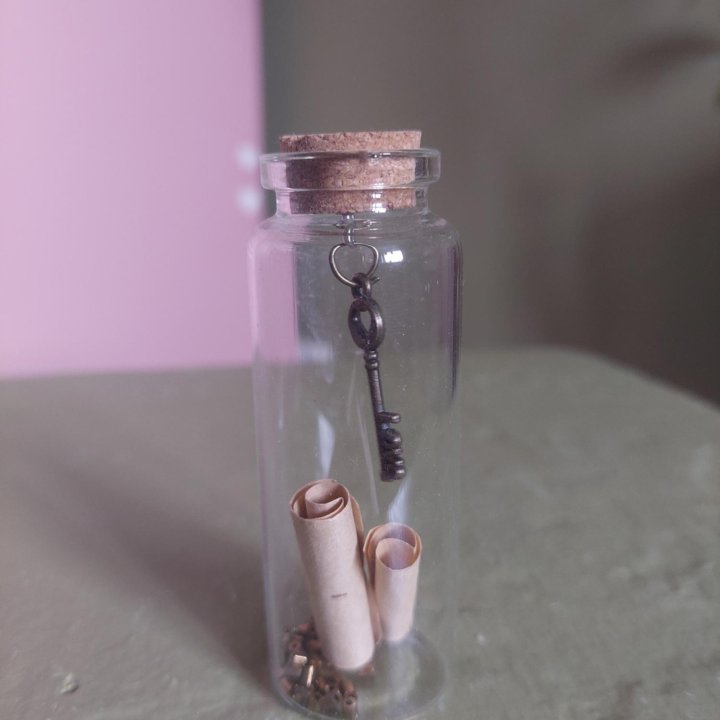 Миниатюрная бутылочка со свитками и ключиком