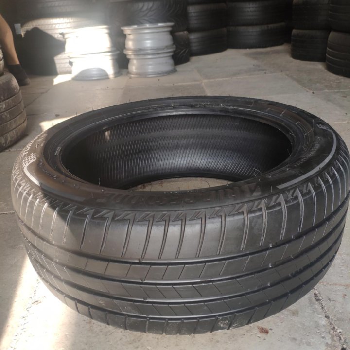 Bridgestone 235/45/18 лето 1шт