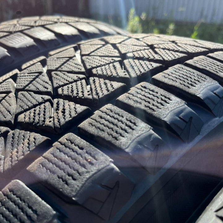 Зима Bridgestone Blizzak DM-V2 235/55 R20 102T