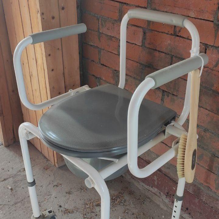 Кресло-стул с санитарным оснащением FS-696 Armed