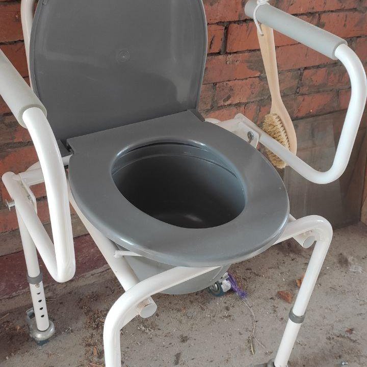 Кресло-стул с санитарным оснащением FS-696 Armed