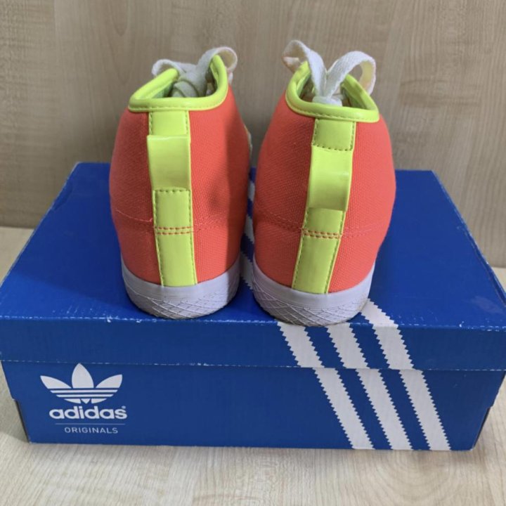 Супер яркие новые кеды Adidas