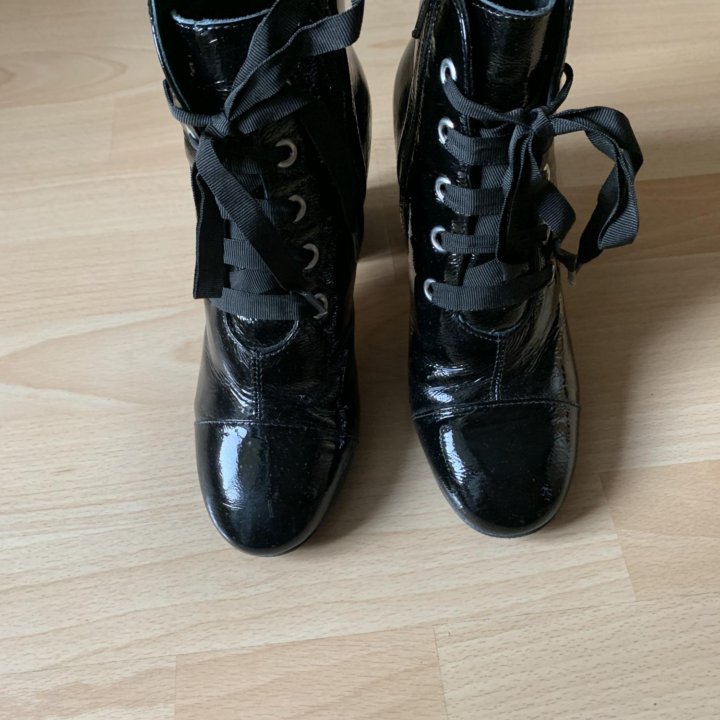 Продаются ботильоны.