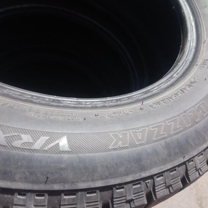 Комплект фирменных шин Bridgestone R16 205/55 Bliz