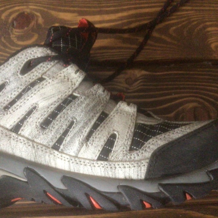 Кроссовки CAT