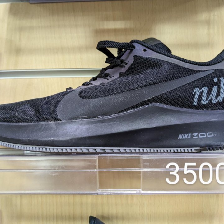 Стильные черные кроссовки nike