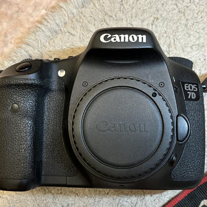 Зеркальный фотоаппарат Canon EOS 7D