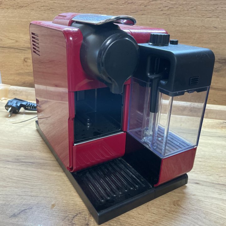 Кофемашина DeLongi Nespresso EN550.R