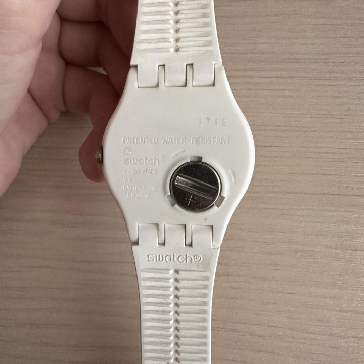 Часы Swatch в коробке