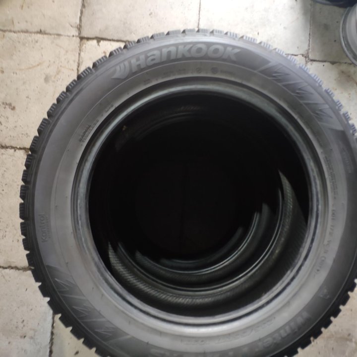 Hankook 235/55/17 зима 4шт