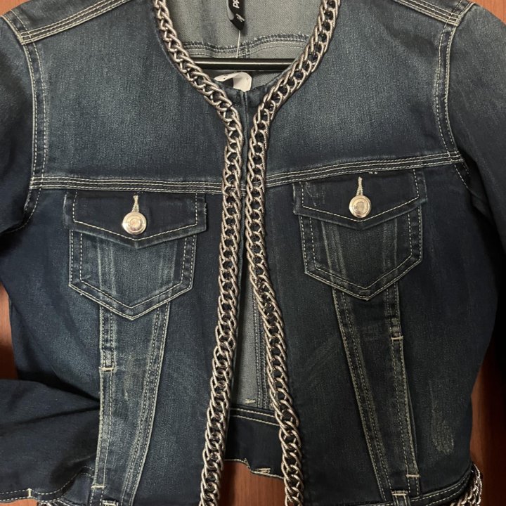 Новая джинсовая куртка с цепями