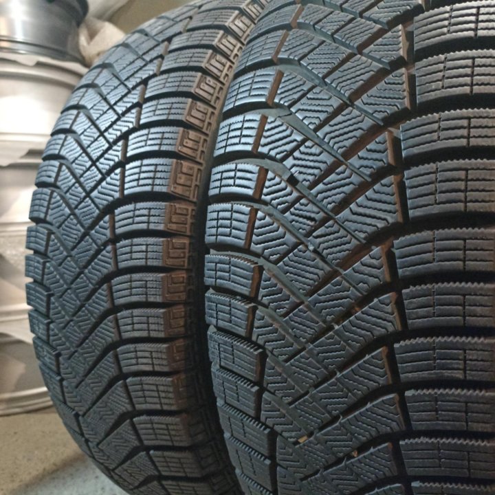 Зимние шины Pirelli IceZero FR 225/65 R17