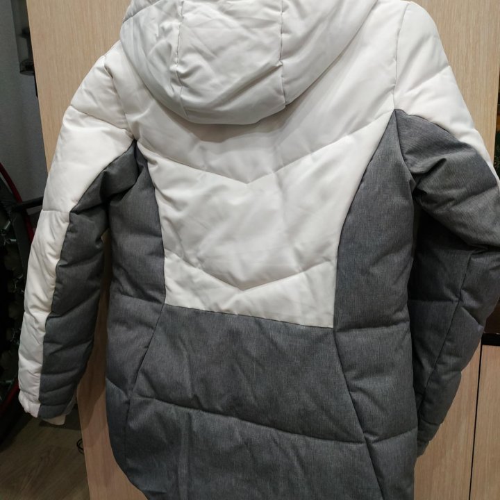 Продаётся зимняя куртка на девочку
