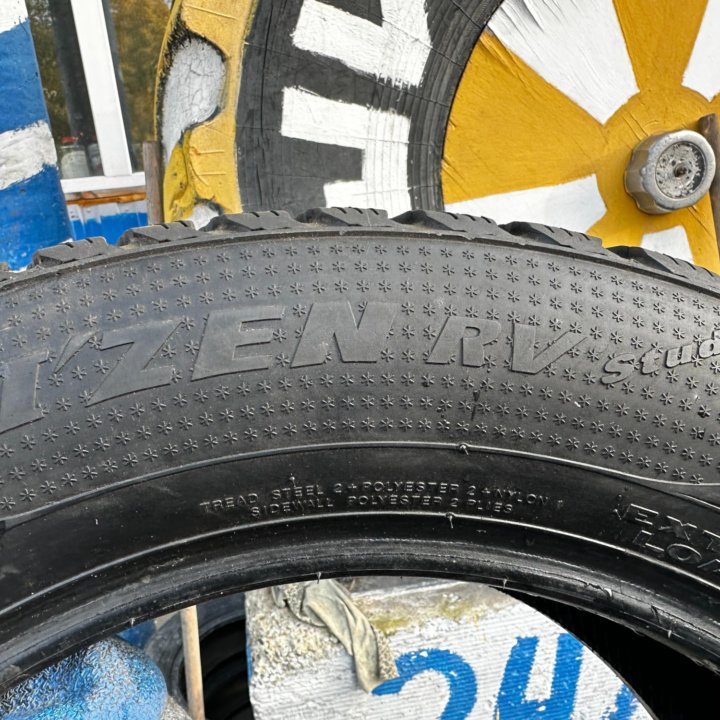 255/55/18 зима Kumho I'ZEN RV Stud KC16