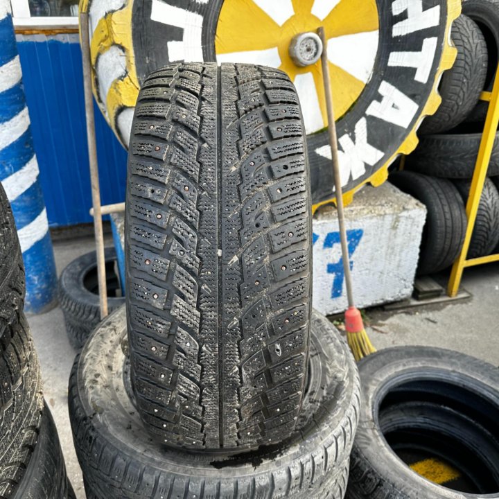 255/55/18 зима Kumho I'ZEN RV Stud KC16