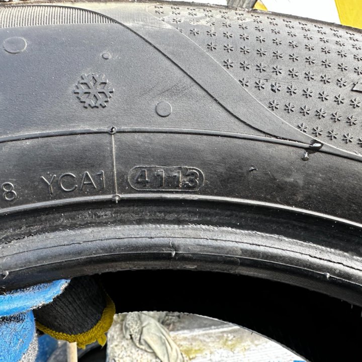 255/55/18 зима Kumho I'ZEN RV Stud KC16