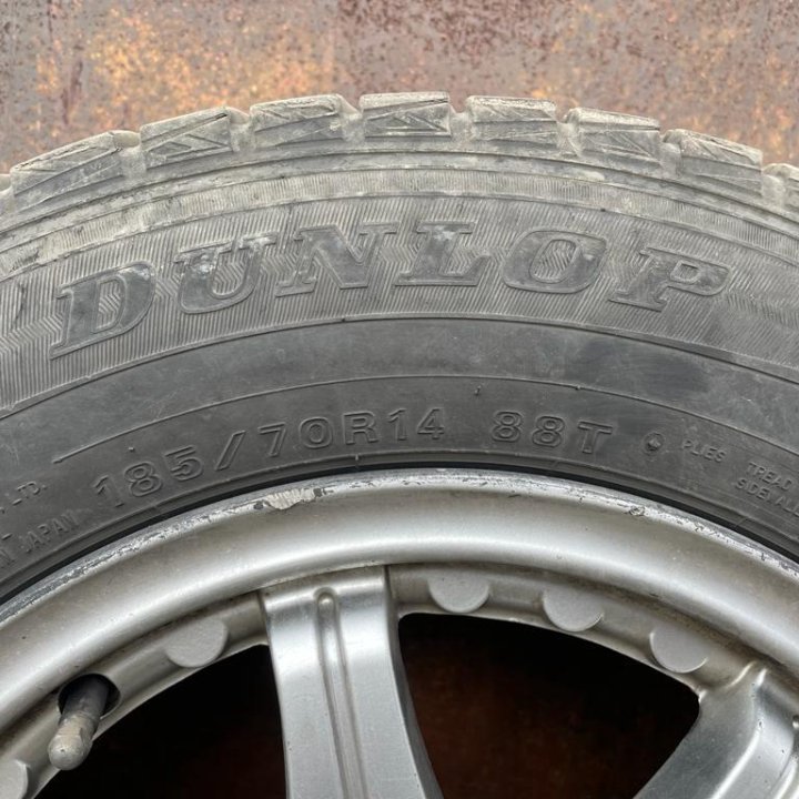 Продам колеса б/у: шины Dunlop (липучка) 185/70R14