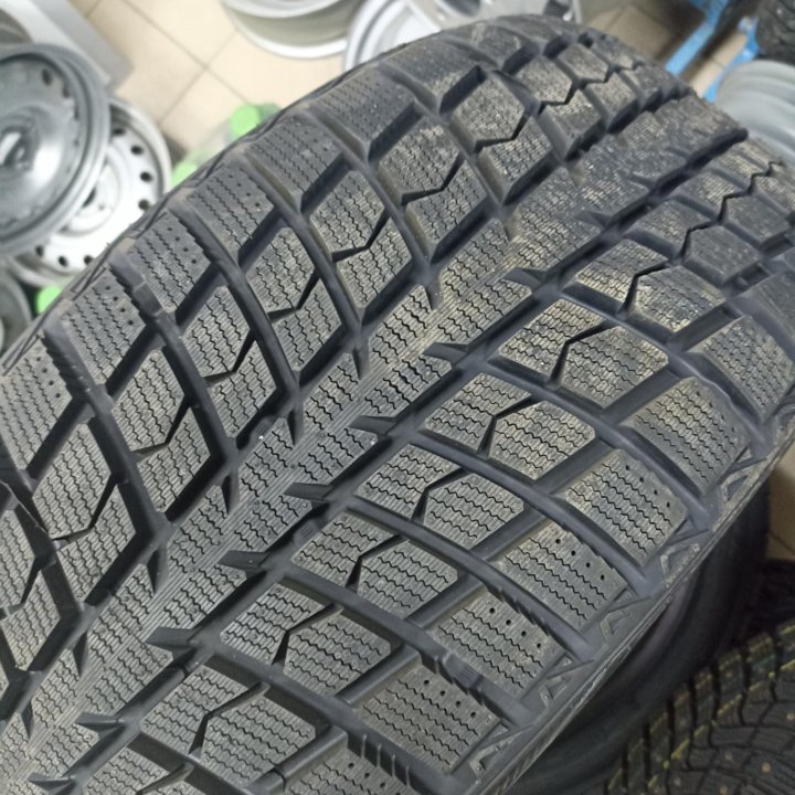 Зимняя резина 235/65 R-17 