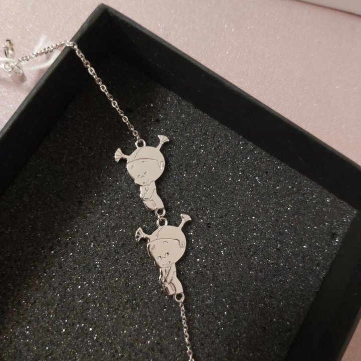 Серебряный браслет с девочками