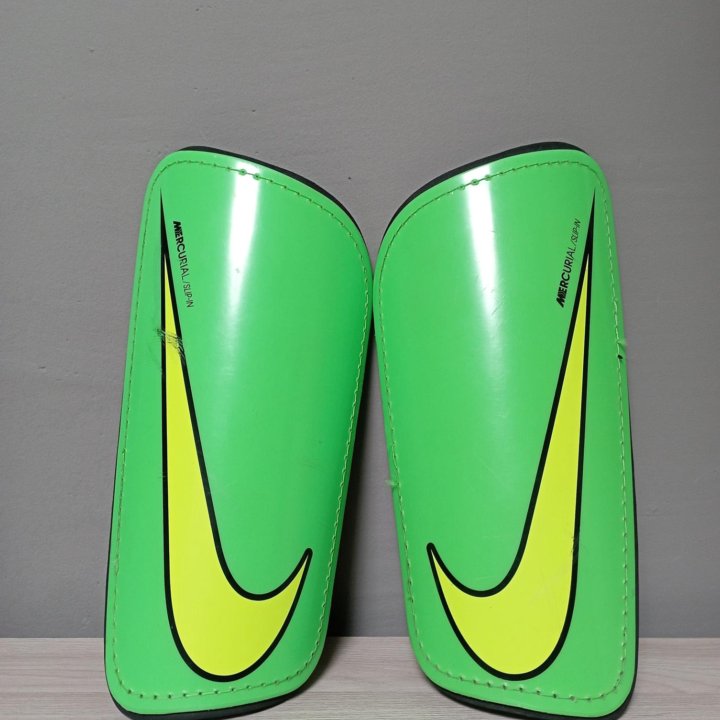 Футбольные щитки Nike Mercurial Hard Shell Slip-In