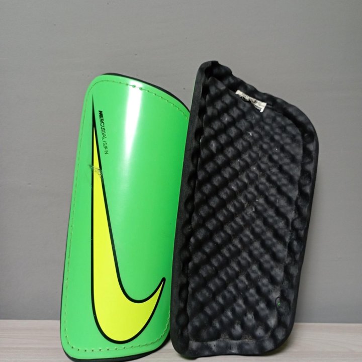 Футбольные щитки Nike Mercurial Hard Shell Slip-In