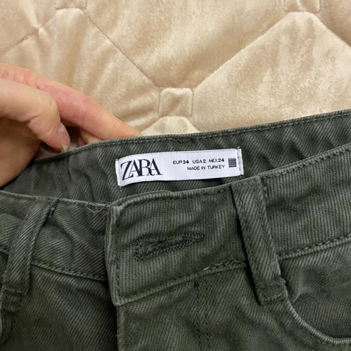 Джинсы Zara прямого кроя зеленые