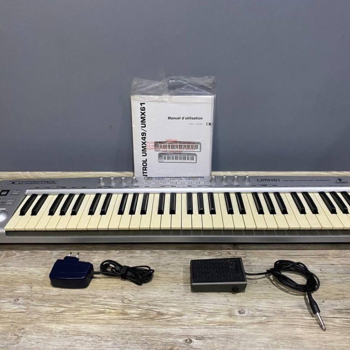 Миди-клавиатура Behringer UMX61 c USB