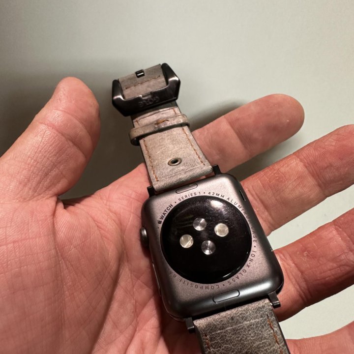 Продам Apple Watch 1/42MM с кож ремнем