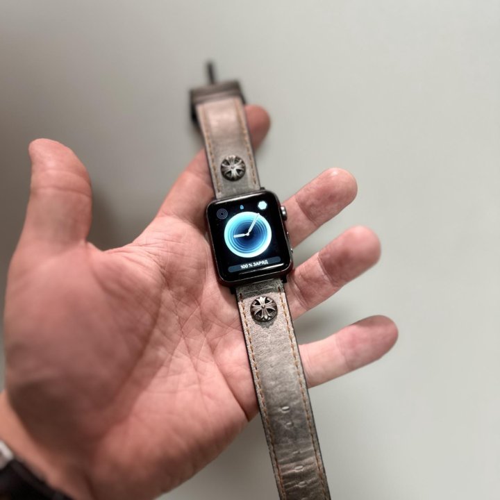 Продам Apple Watch 1/42MM с кож ремнем