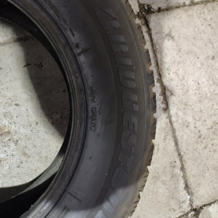 Bridgestone 215/65/15 зима 1шт