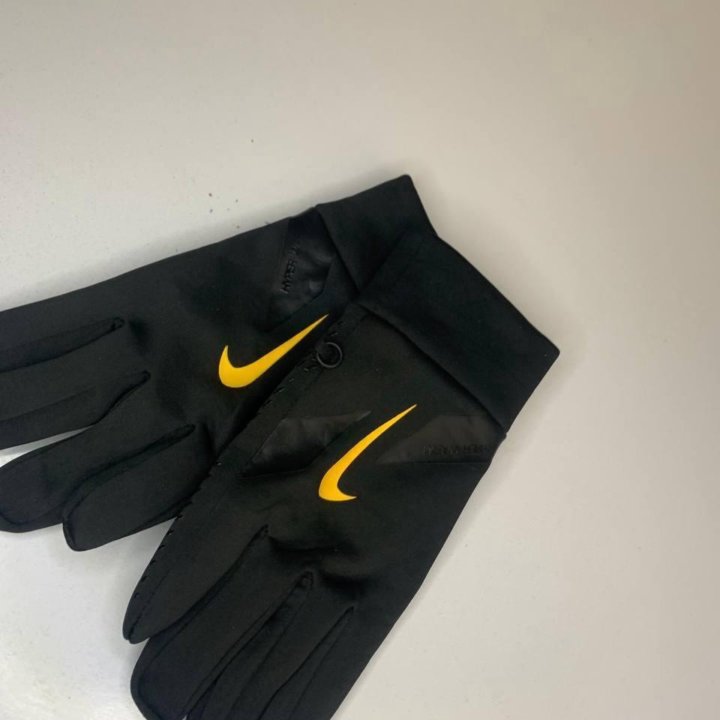 Перчатки Nike и TNF