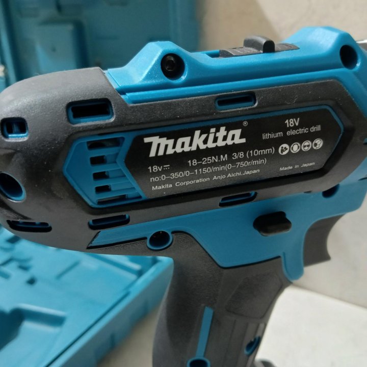 Шуруповерт Makita 18volt с набором