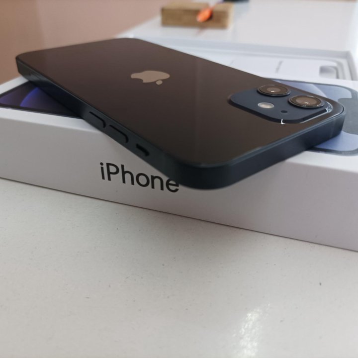 iPhone 12, 128 ГБ отличное состояние (магазин)