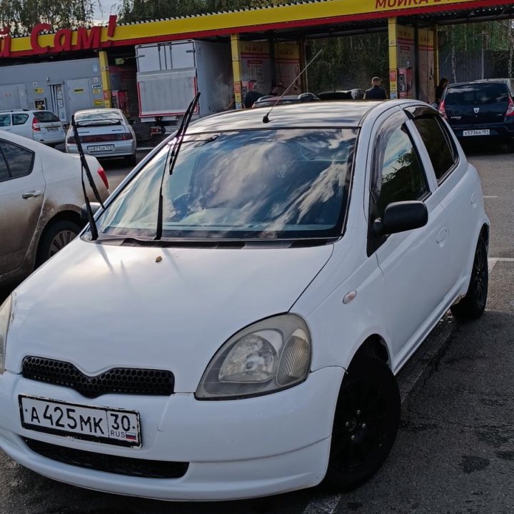 Toyota Vitz, 1999