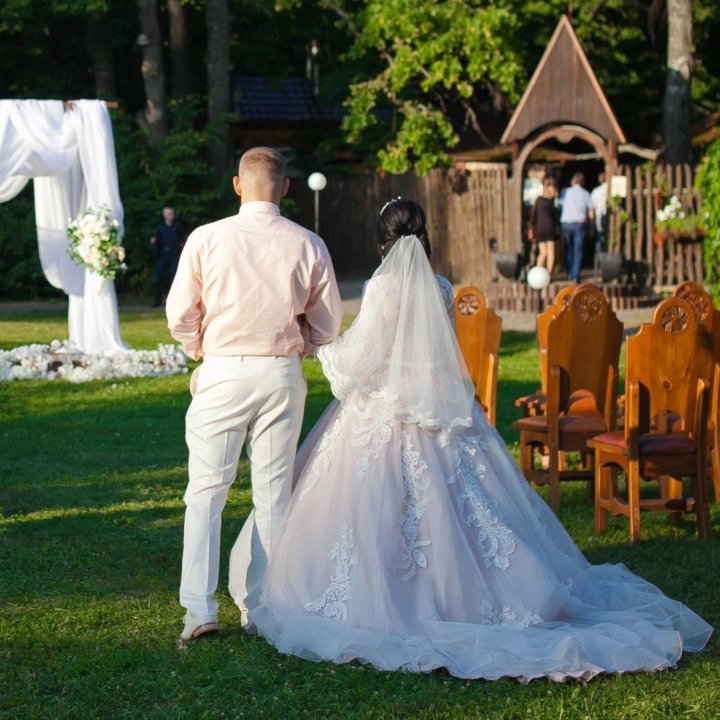 Шикарное свадебное платье со шлейфом
