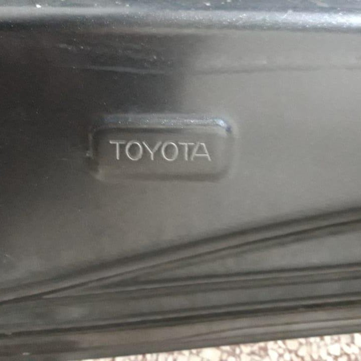 Капот на Toyota RAV4