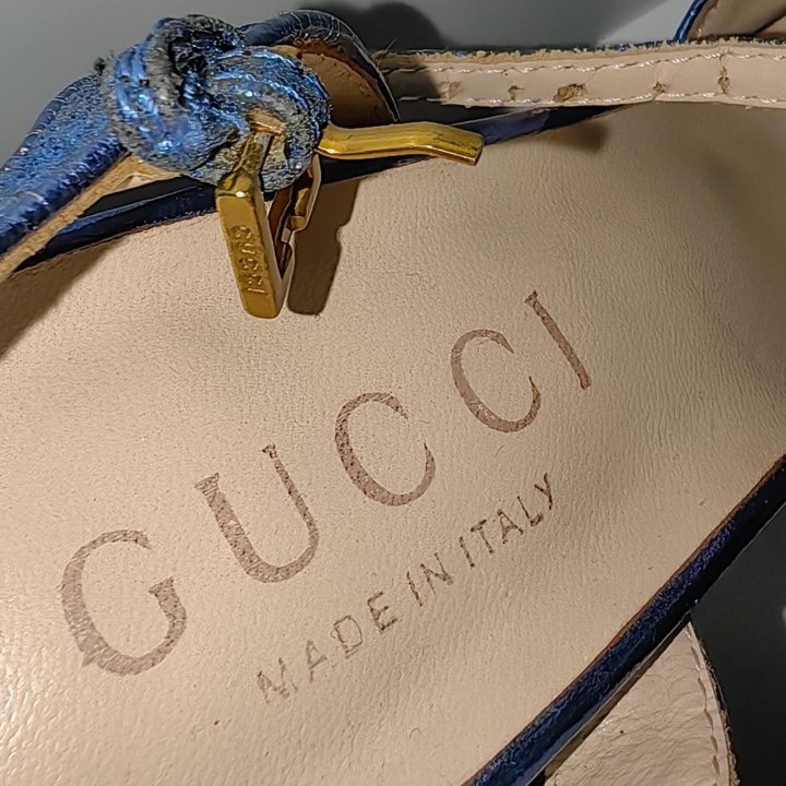 Яркие туфли Gucci 37 р., покрытые блестками