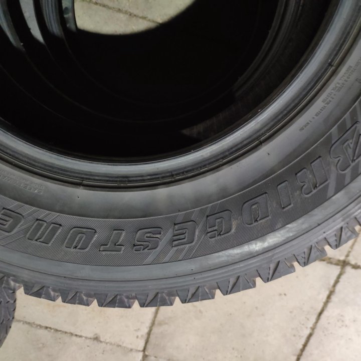 Bridgestone 265/65/17 зима 3шт