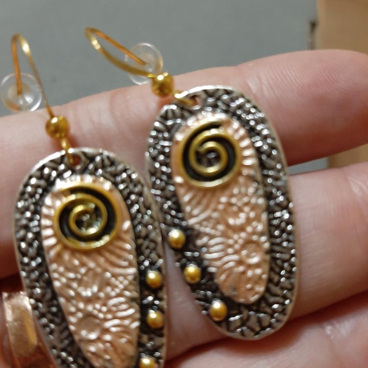 Стильные серьги