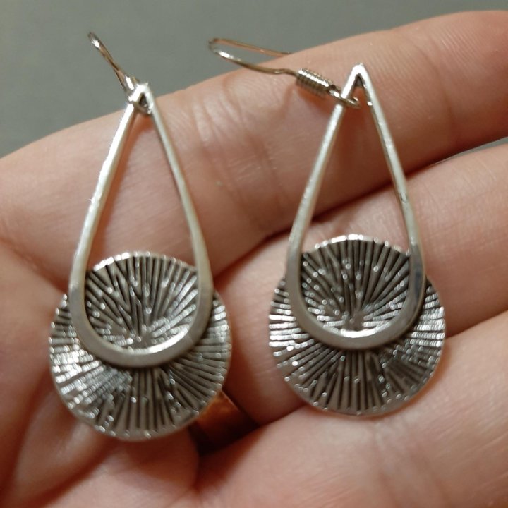 Стильные серьги