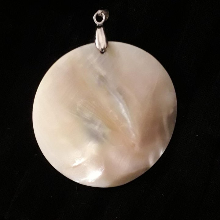 Кулон из перламутра