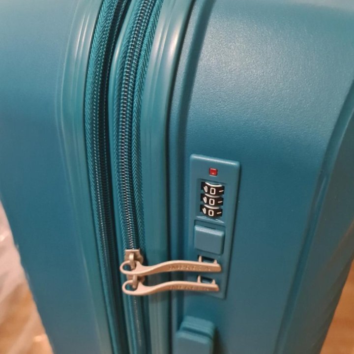 Чемодан, размер М