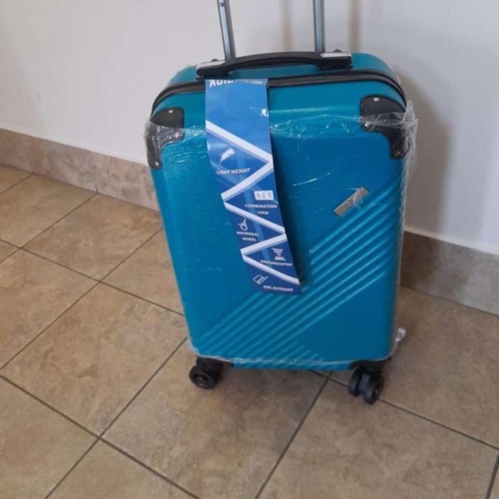 Новый чемодан М